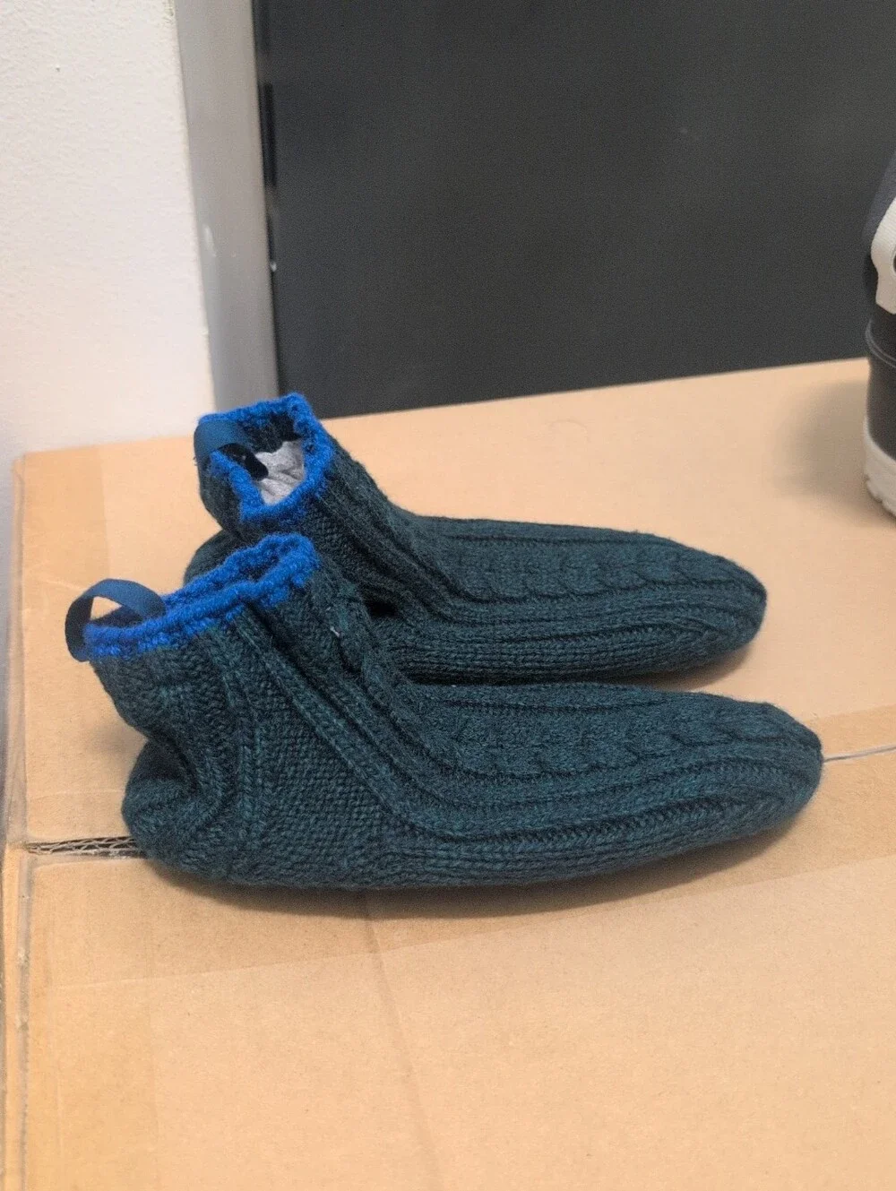 Youth Bombas Slippers Size Y11-13 NWT